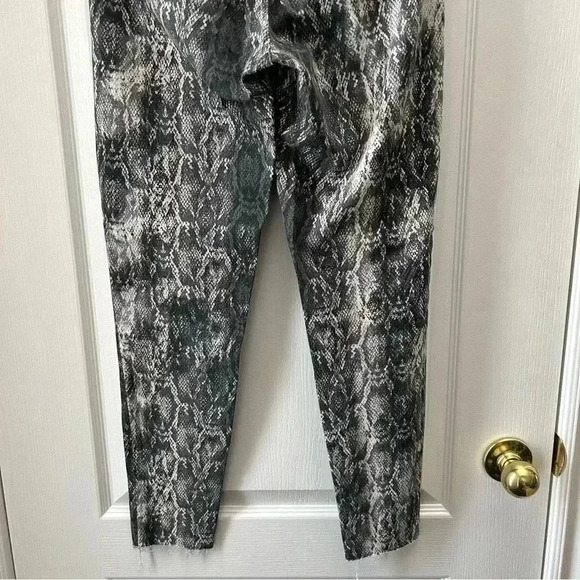 Zara Snakeskin Print Jeans High Waisted Ankle Cropped Raw Hem Grey  Cream Size 2 - Picture 11 of 16